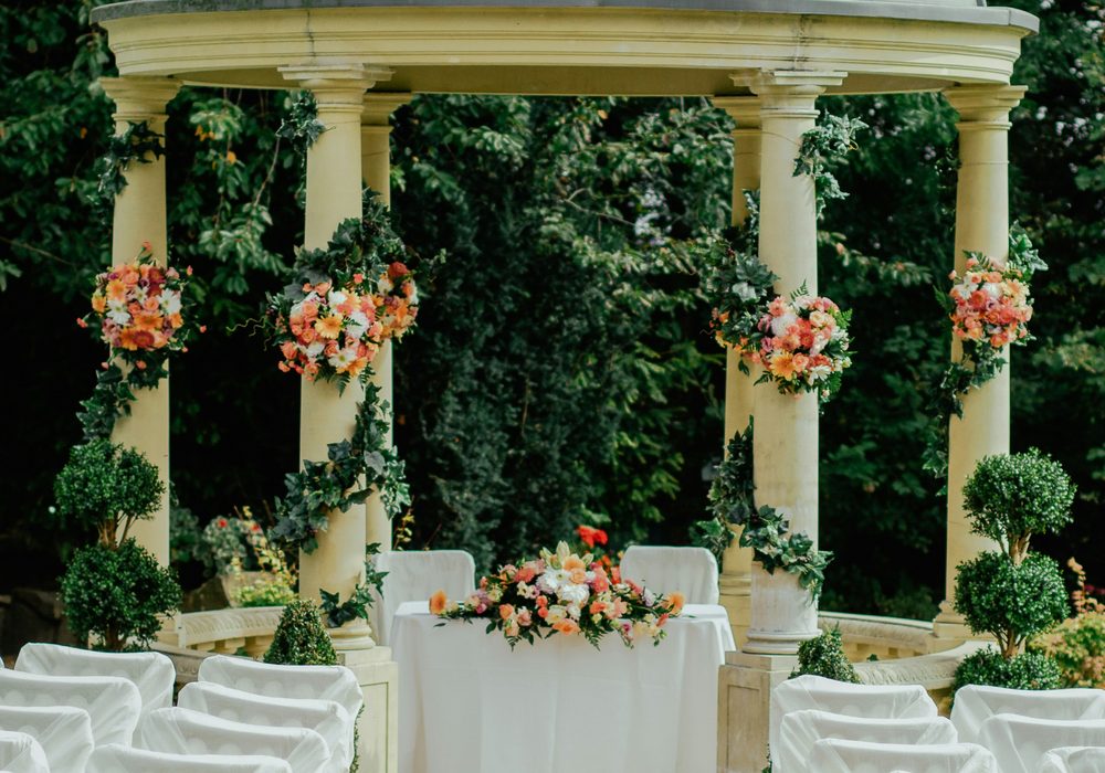 Cérémonie de mariage installée dans le parc d'un domaine