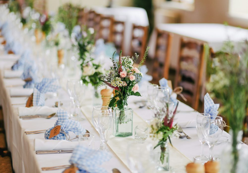 Salle de réception dressée avant l'arrivée des invités