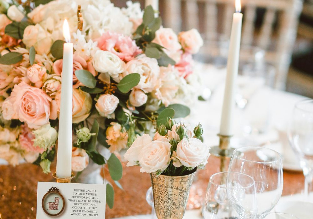 Détail d'une table de mariage : vaisselle, verrerie et décoration florale
